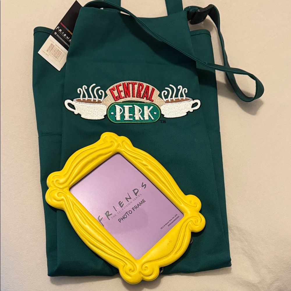 FRIENDS Green Apron and Yellow Photo Frame Set